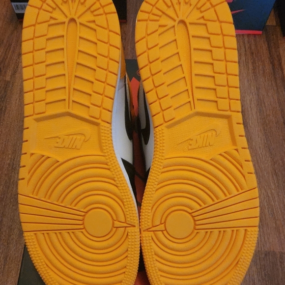 Air Jordan 1 Retro High OG "Yellow Toe /Taxis" 🚕 - Picture 5 of 12